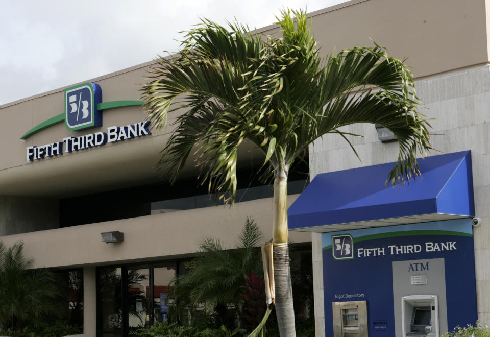 A Fifth Third Bank branch is shown in Boca Raton, Florida, January 21, 2010. Fifth Third Bancorp reported a narrow fourth-quarter loss on Thursday after reporting lower loan and other loan losses. .  REUTERS/Joe Skipper (UNITED STATES - Tags: BUSINESS)