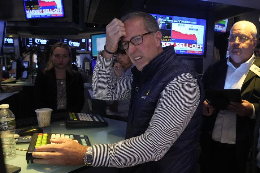 Expert Glenn Carell works on his job on the floor of the New York Stock Exchange, Monday, Aug.  5, 2024. Almost everything on Wall Street falls as fears of a slowdown in the US economy worsen and start another sale for financial markets.  worldwide.  (AP Photo/Richard Drew)