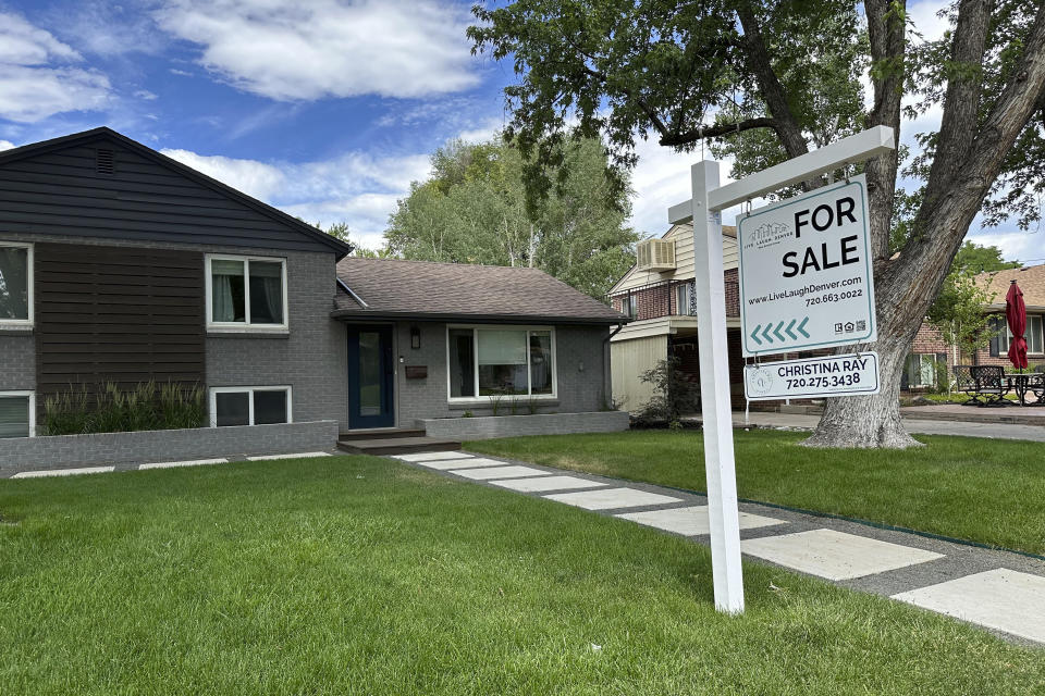 FILE - A for sale sign stands outside a single-family home June 27, 2024, in Englewood, Colo.  On Thursday 1st Aug.  2024, Freddie Mac reports on total US mortgage rates this week.  (AP Photo/David Zalubowski, File)